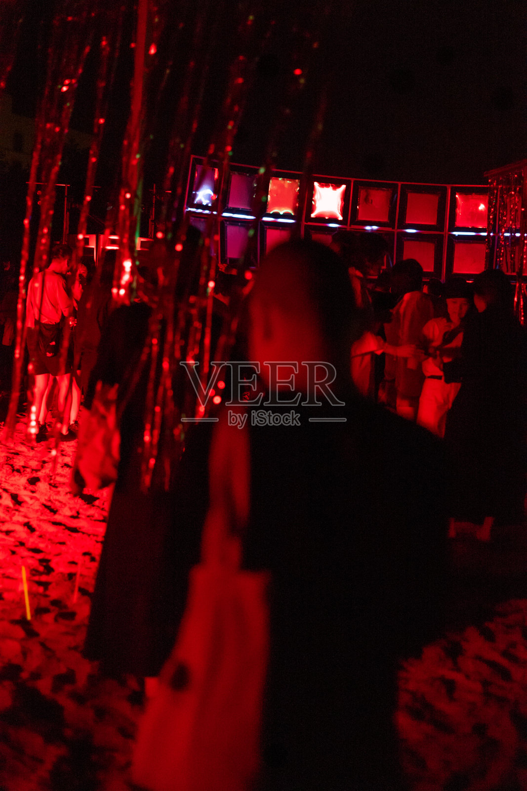 人们沉浸在音乐会的派对气氛中照片摄影图片