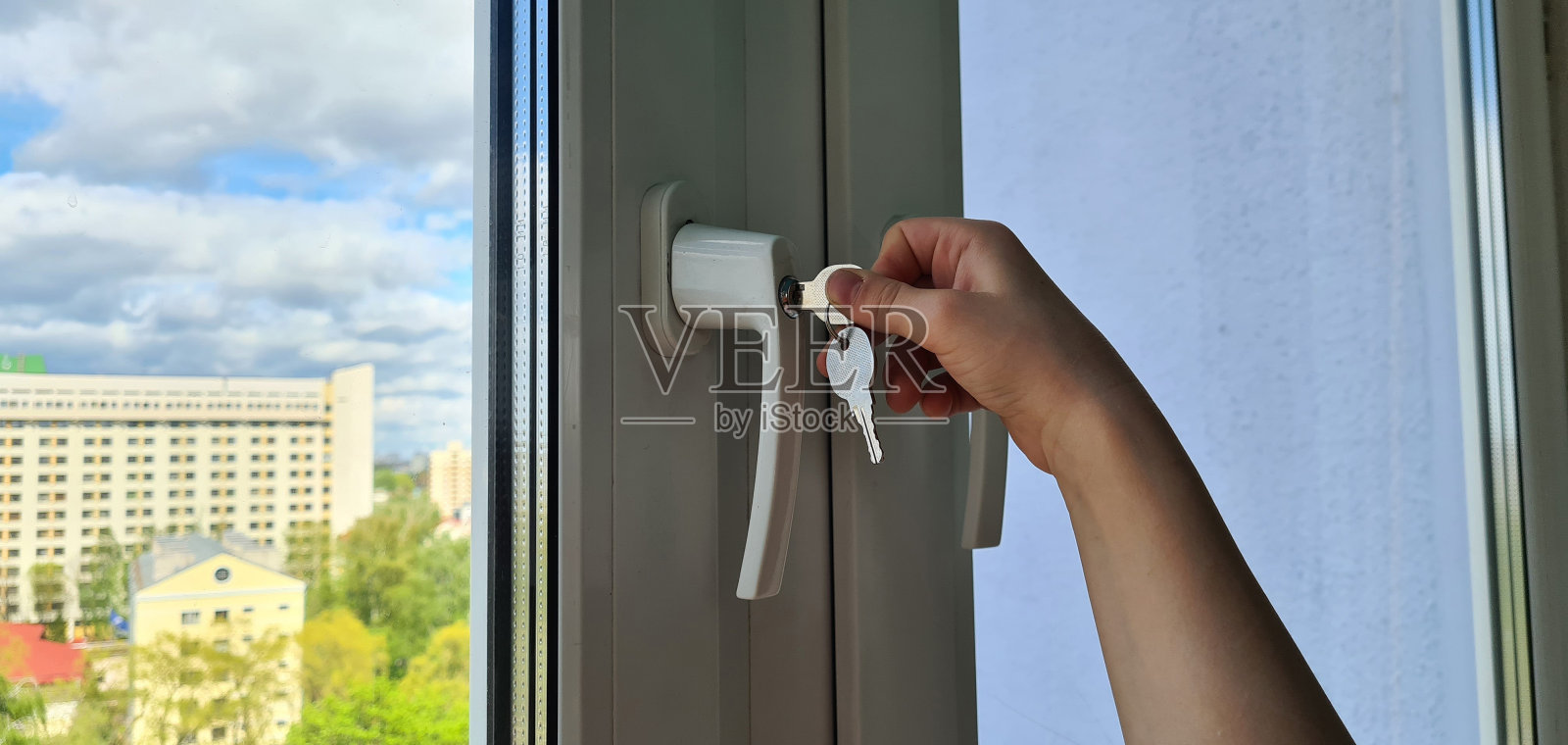 带钥匙的窗户锁，用于家庭安全特写照片摄影图片