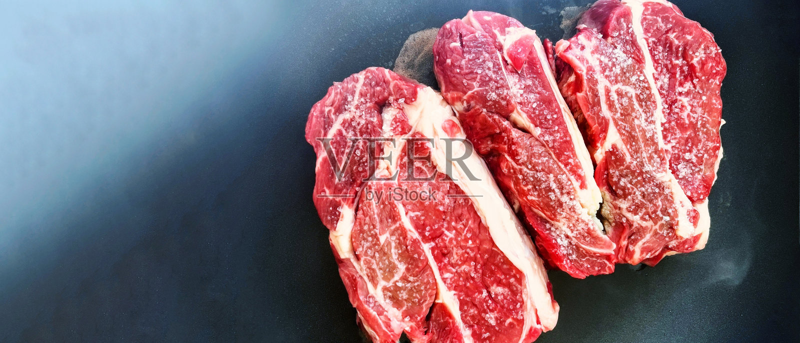 生黑安格斯牛排。肋眼牛排，里脊牛排。牛排。照片摄影图片