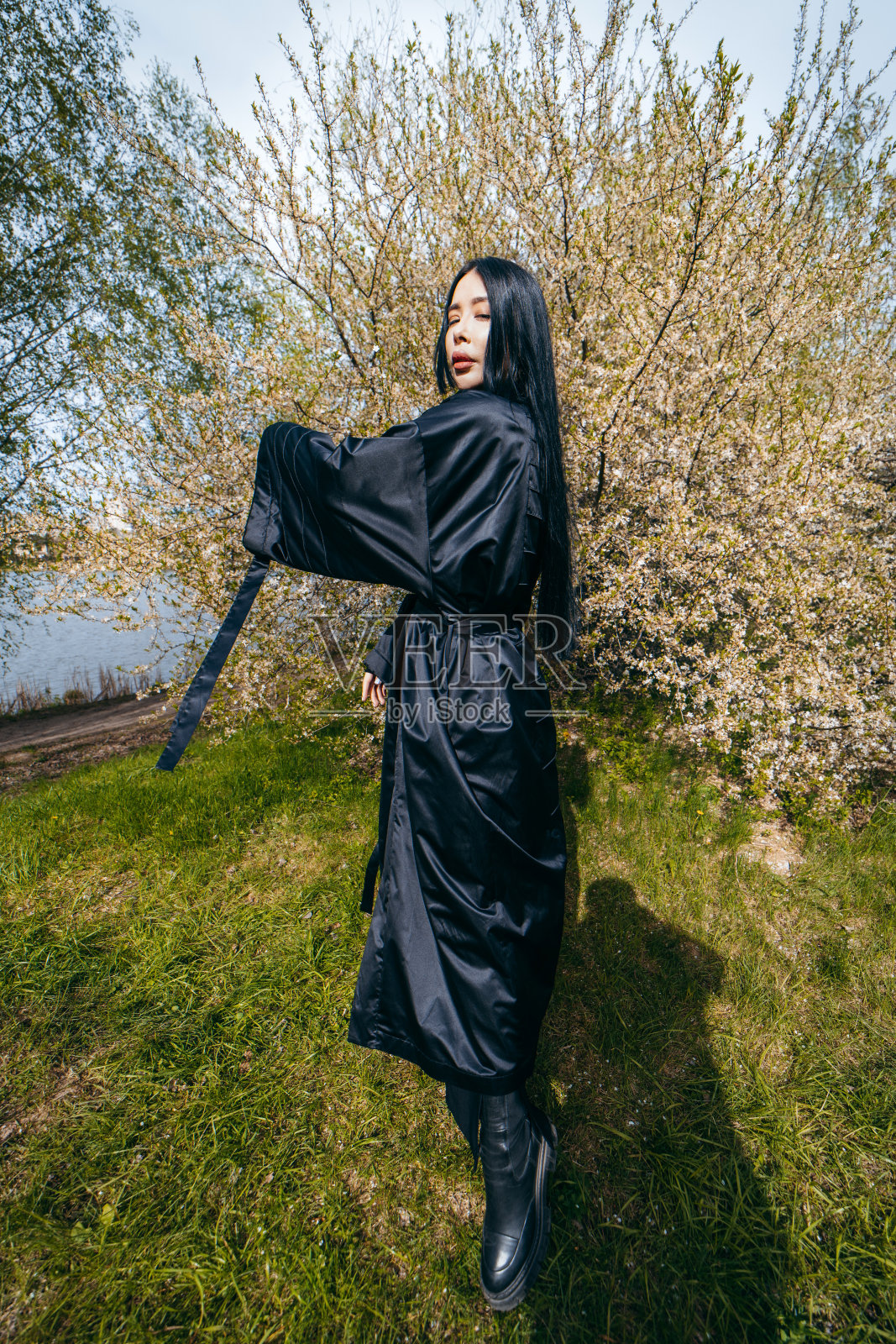 年轻的亚洲女人，长发，穿着黑色和服照片摄影图片