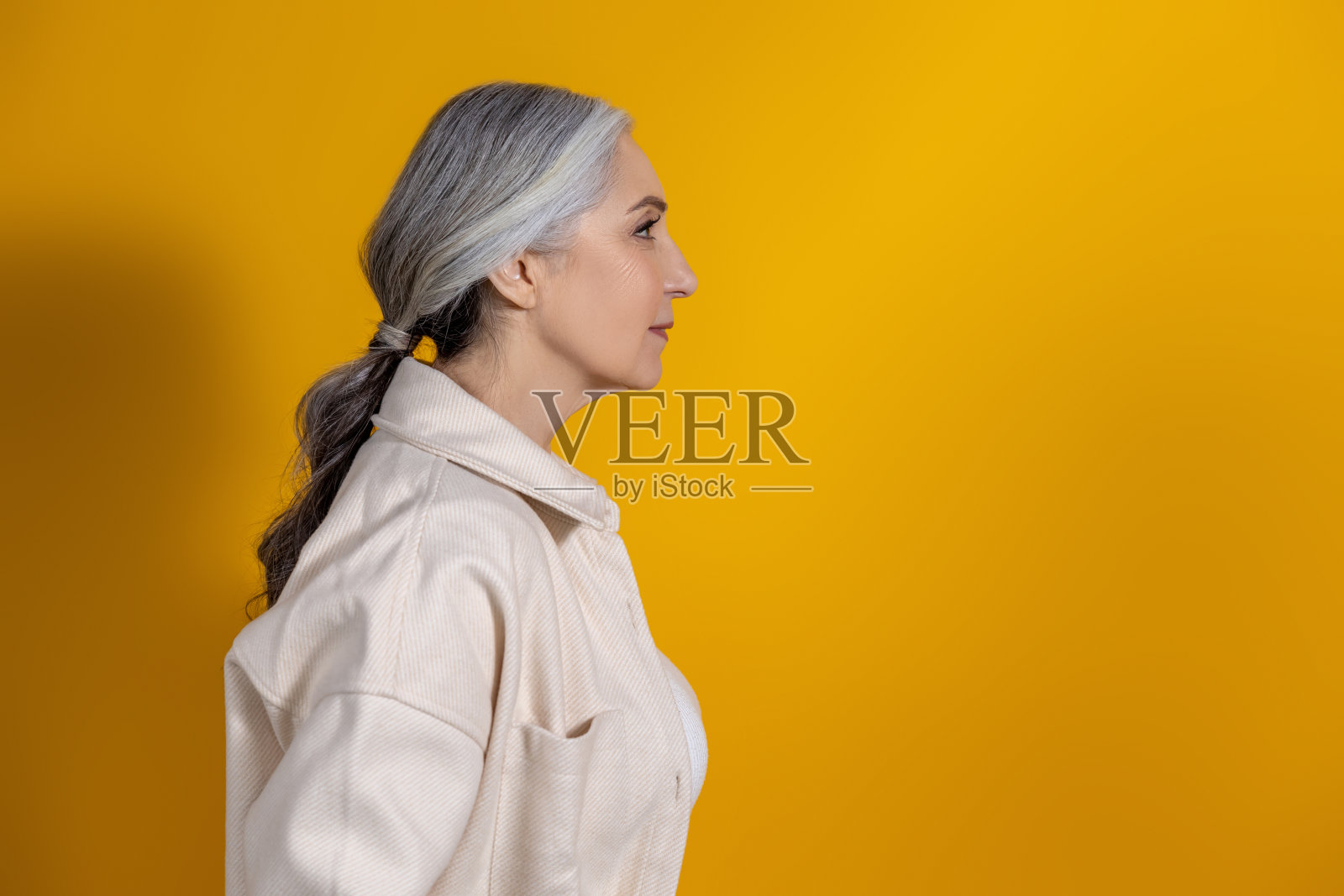 一个漂亮的高级女性的腰部照片照片摄影图片