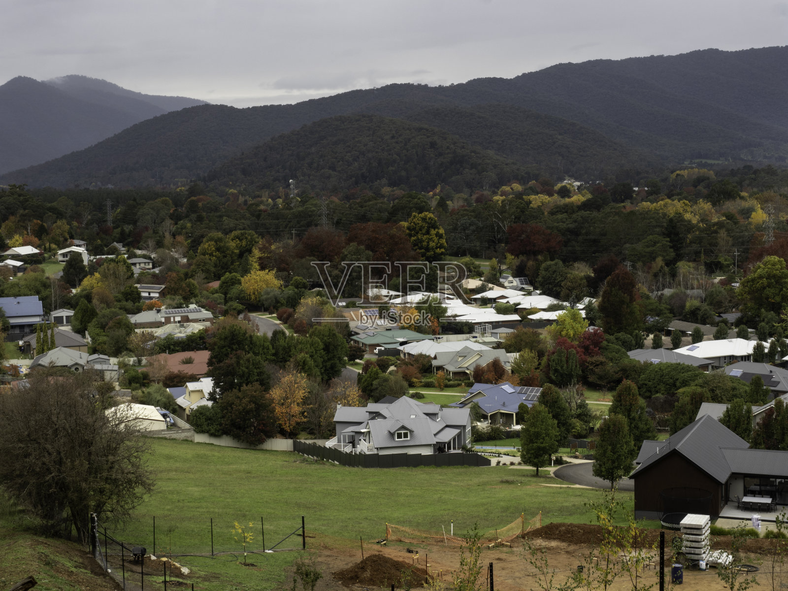 秋天山谷的郊区照片摄影图片