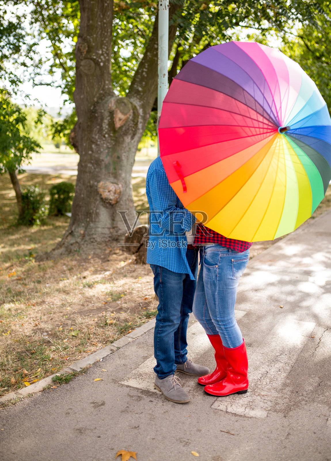 一对夫妇在雨天散步照片摄影图片