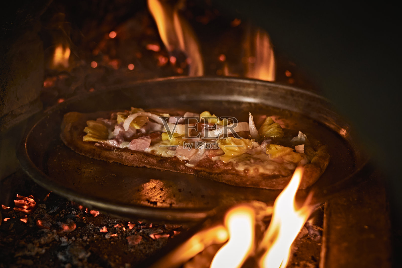 披萨在柴火烤炉里烤照片摄影图片