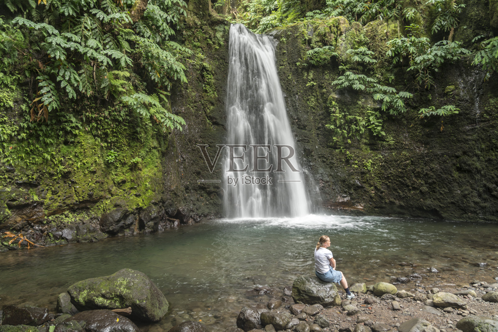 在亚速尔群岛的圣米格尔岛，瀑布旁的妇女照片摄影图片
