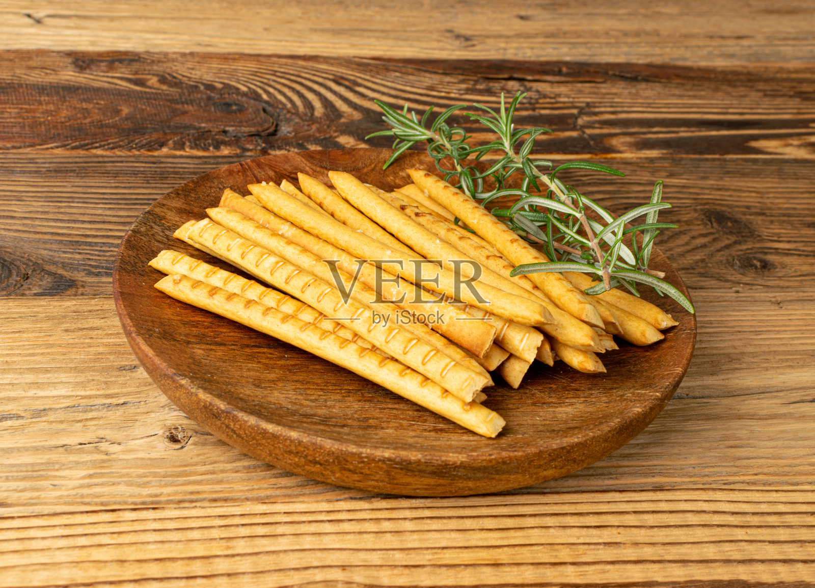 木盘面包条，咸面包条，脆格里西尼，木底自制椒盐脆饼照片摄影图片