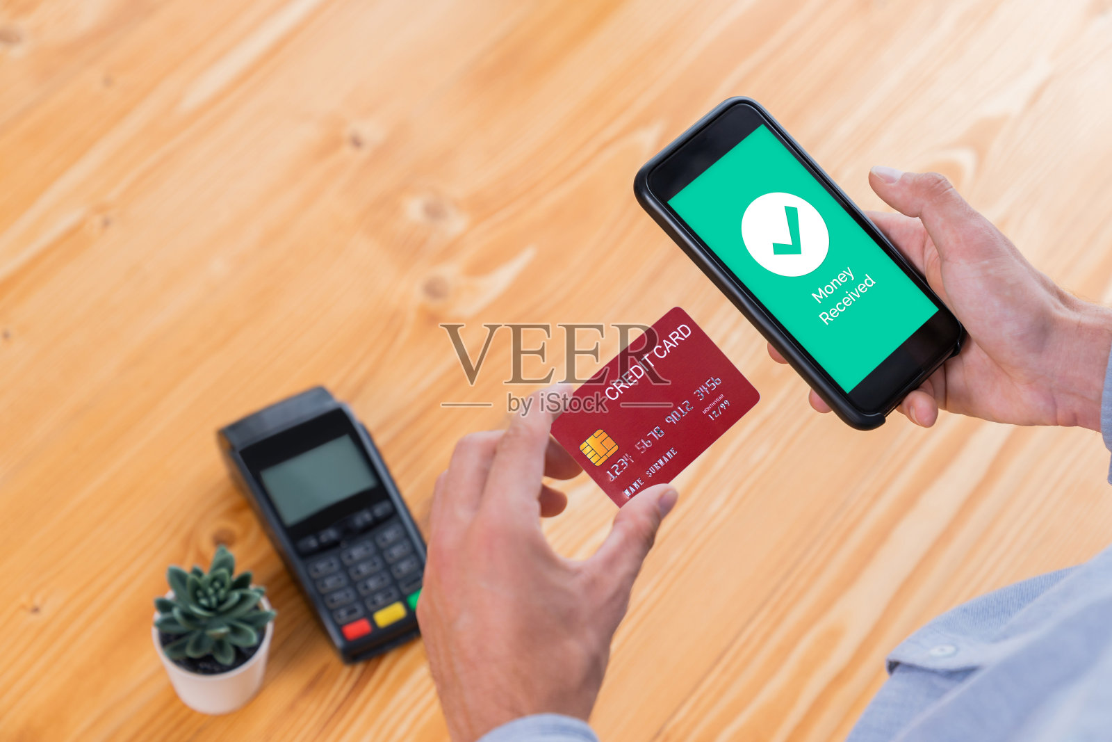 智能手机应用的现代购物生活方式。实体照片摄影图片