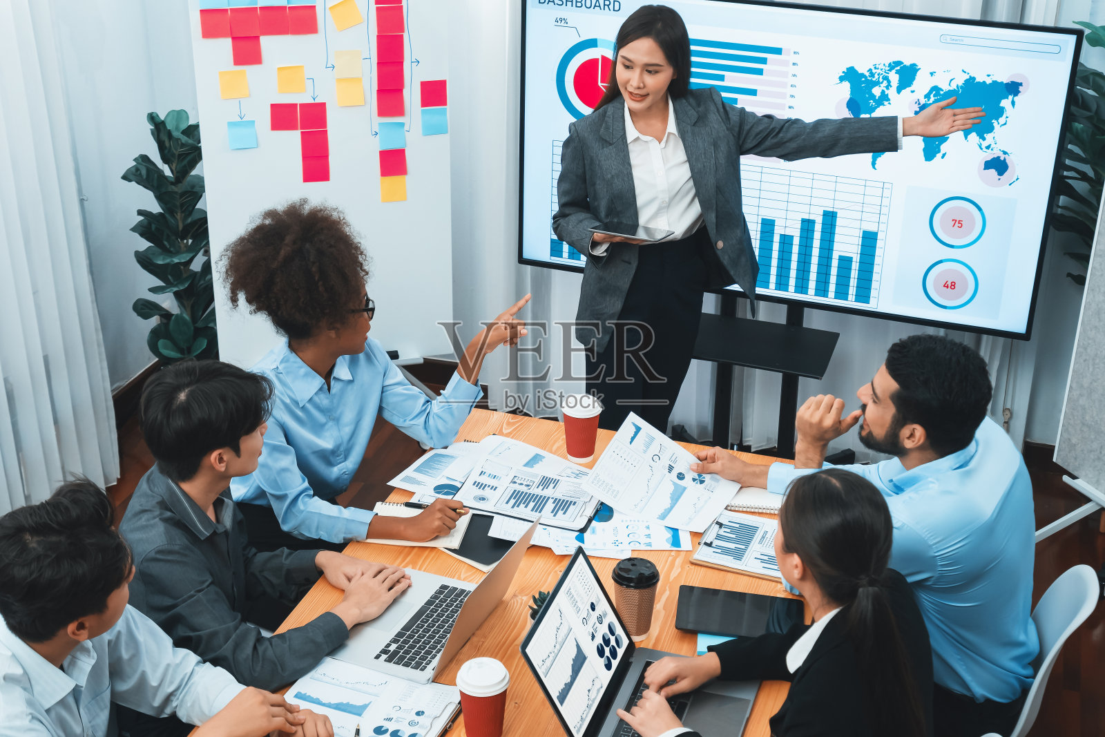 顶视图业务演示与数据分析仪表板上的电视。康科德照片摄影图片