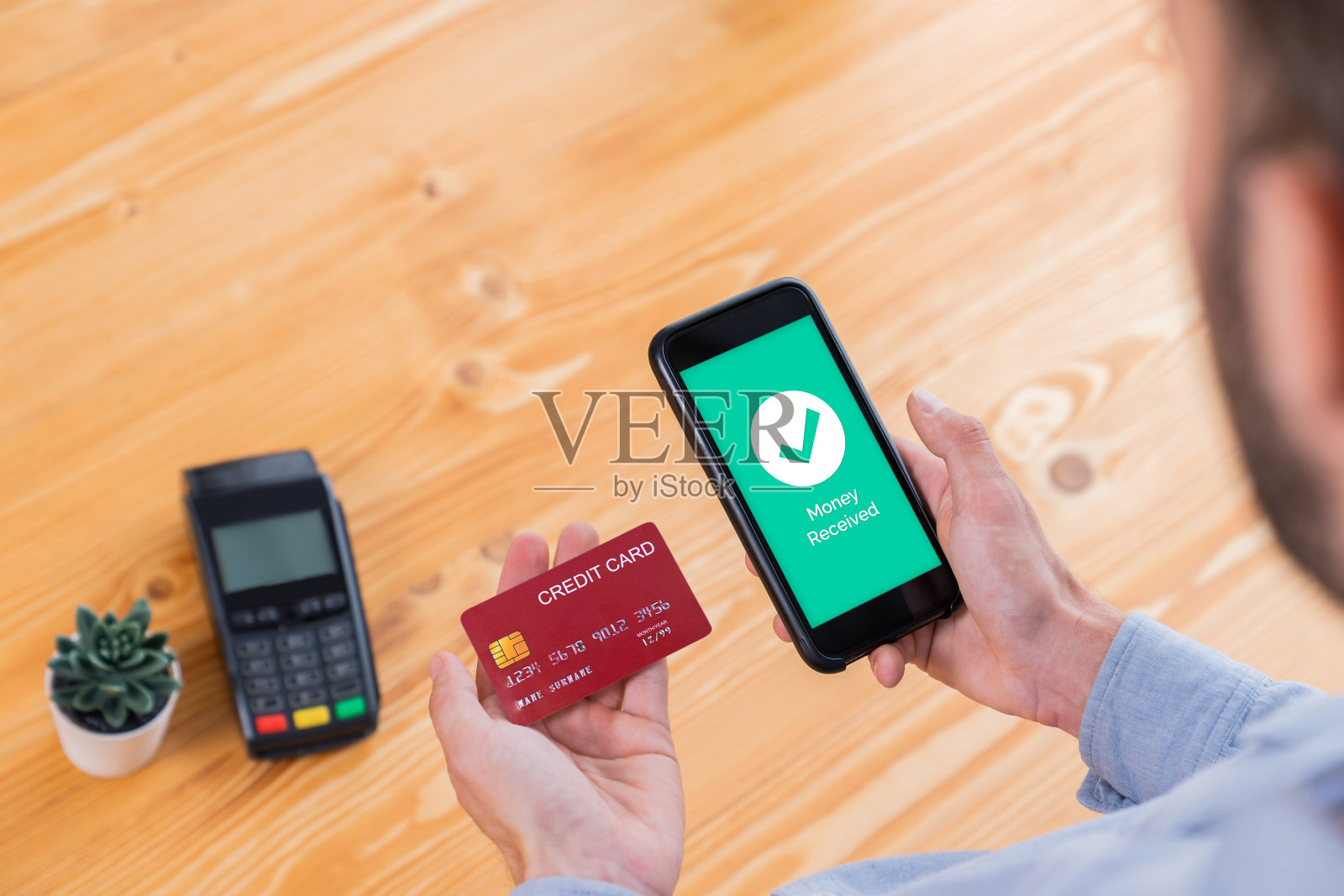 智能手机应用的现代购物生活方式。实体照片摄影图片