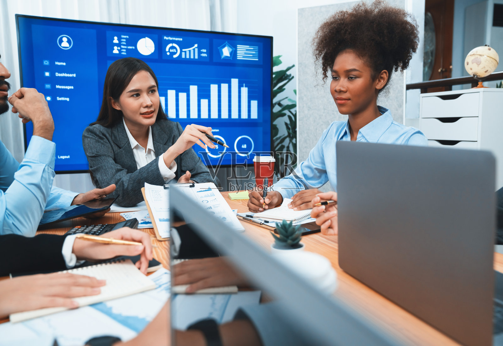 多种族分析师团队使用BI仪表板进行数据分析。康科德照片摄影图片