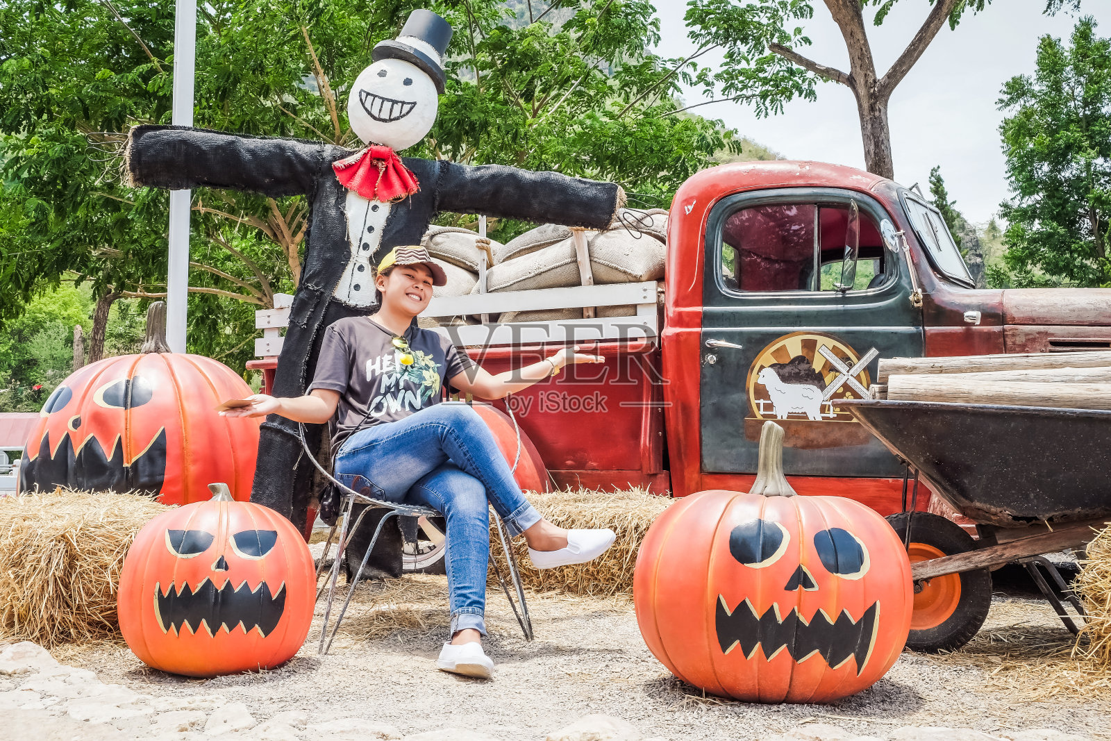 为她的万圣节南瓜感到骄傲照片摄影图片