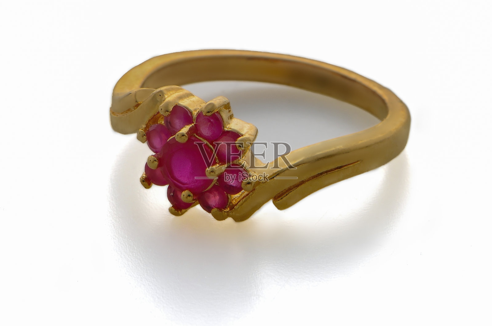 珠宝戒指孤立在一个白色的背景与剪辑路径。照片摄影图片