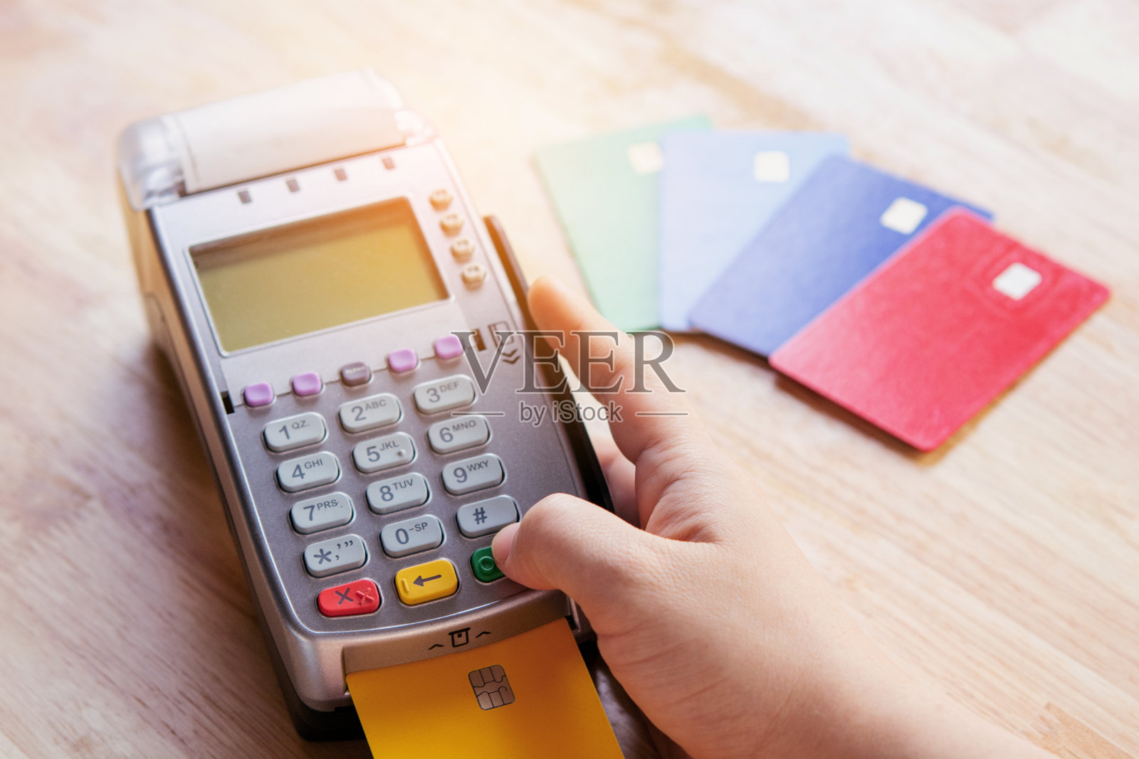 使用EDC机或信用卡终端机进行信用卡支付。照片摄影图片