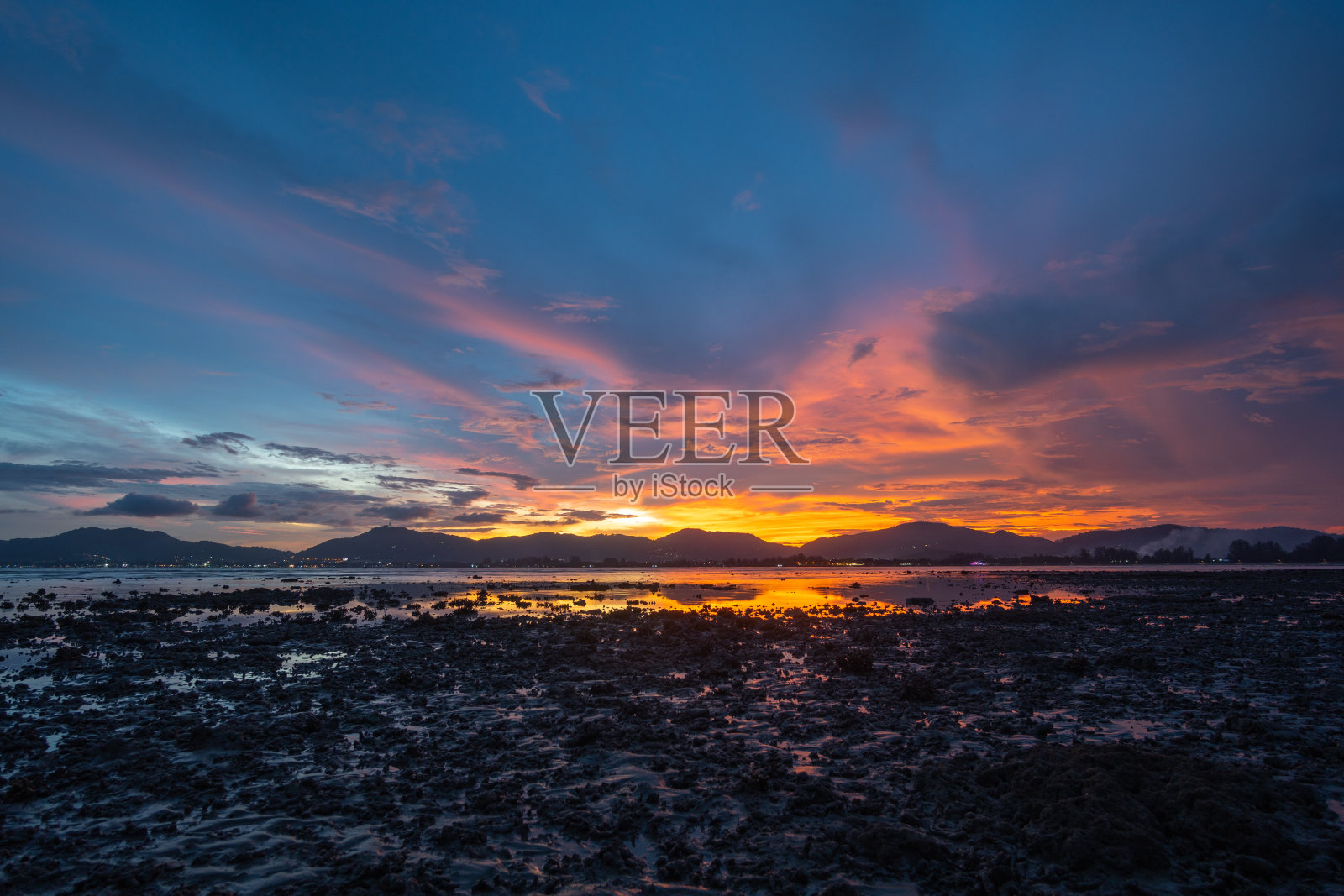 在普吉岛考卡岛的海洋上，五彩缤纷的云彩在明亮的天空中反射的鸟瞰图。照片摄影图片