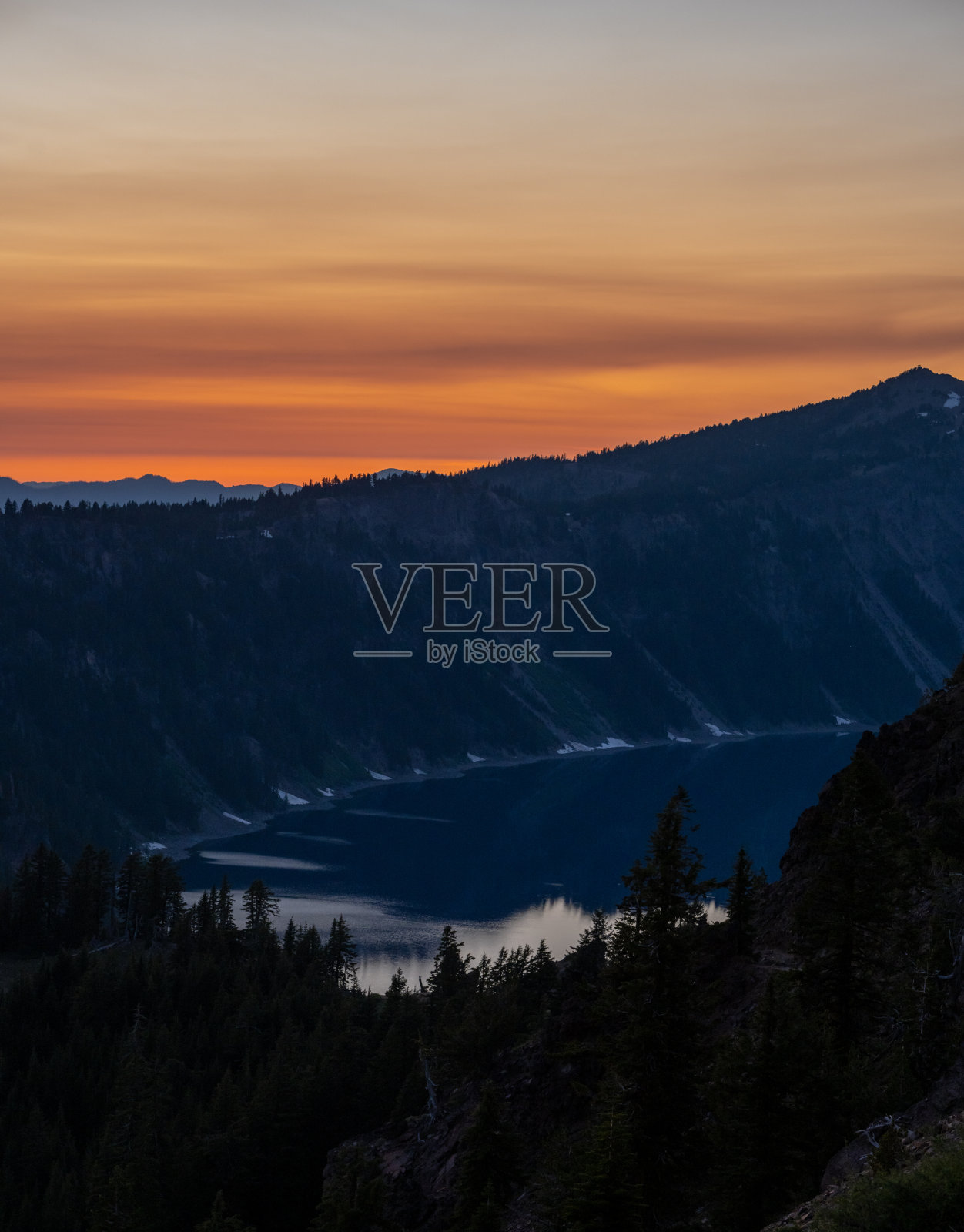 晚霞在火山口湖上空的云层中反射照片摄影图片
