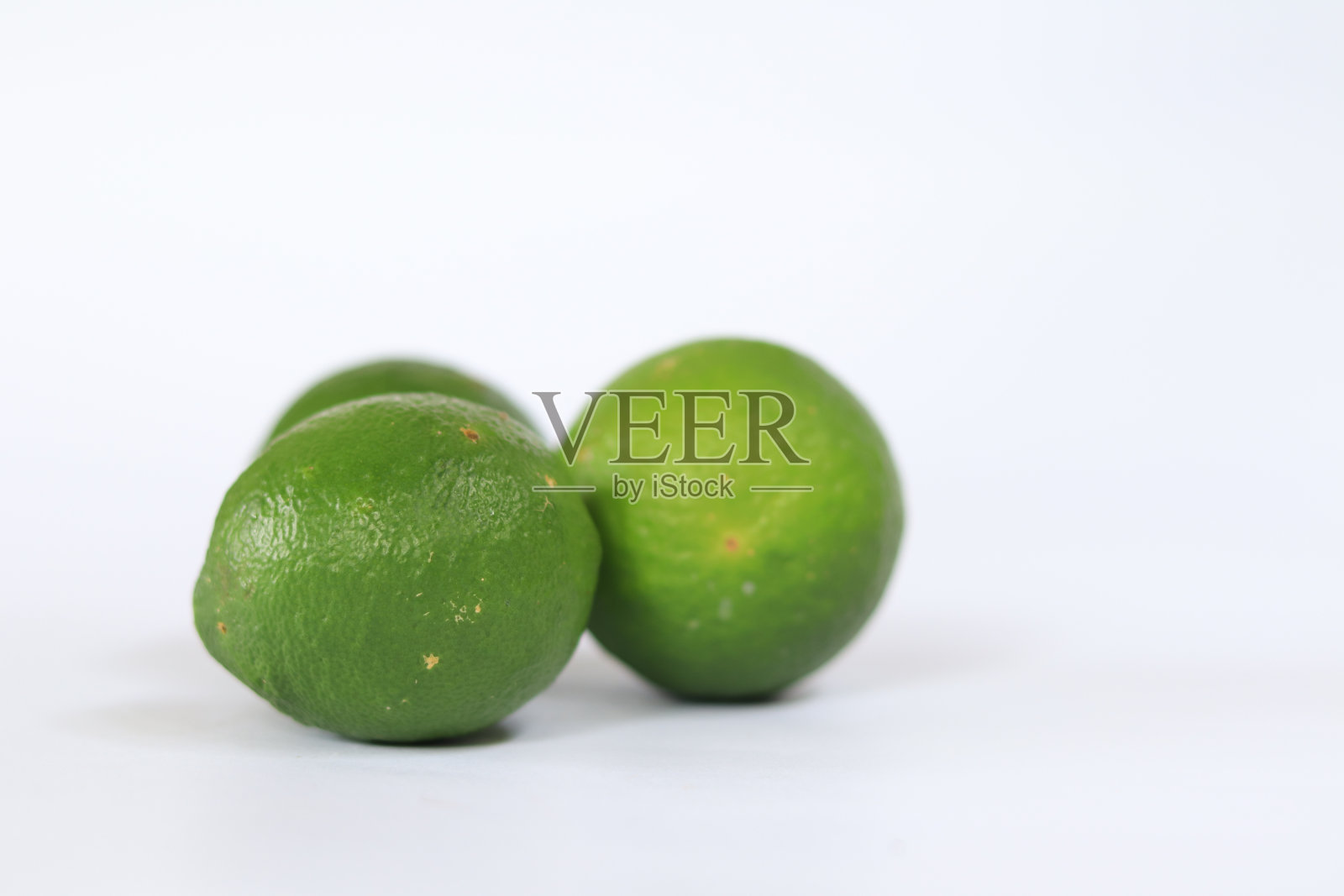 白色背景上非常新鲜的酸橙照片摄影图片