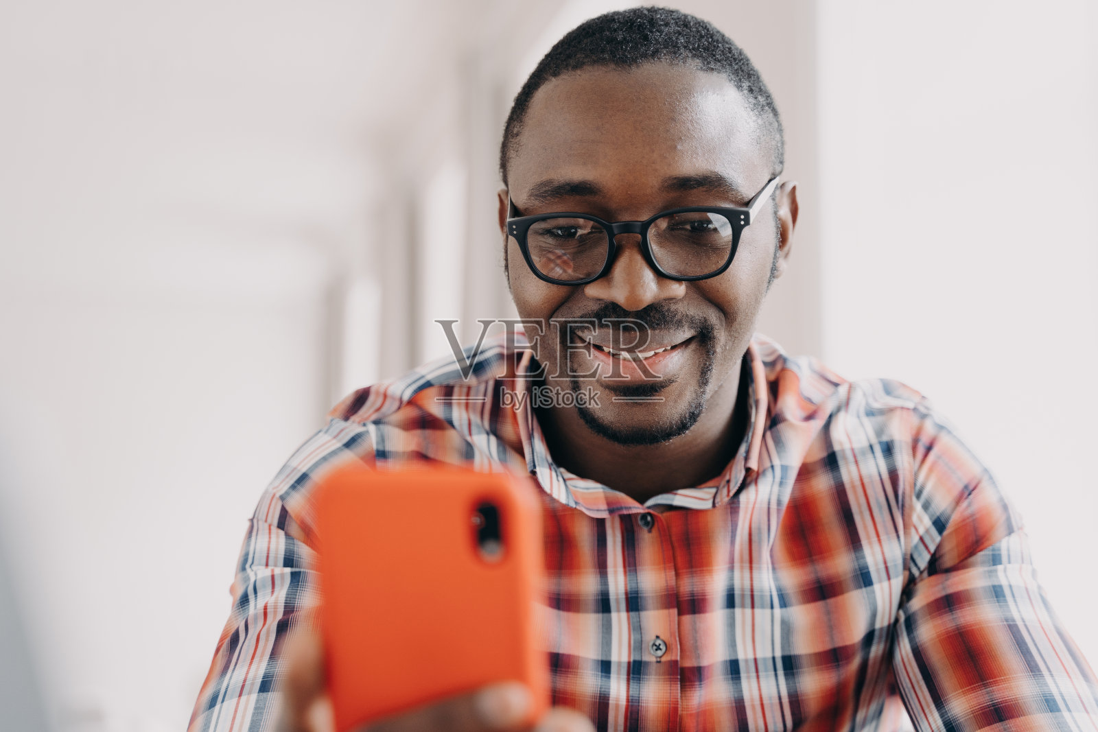 快乐的非裔美国人的脸。自由职业者在隔离期间在家远程工作。照片摄影图片