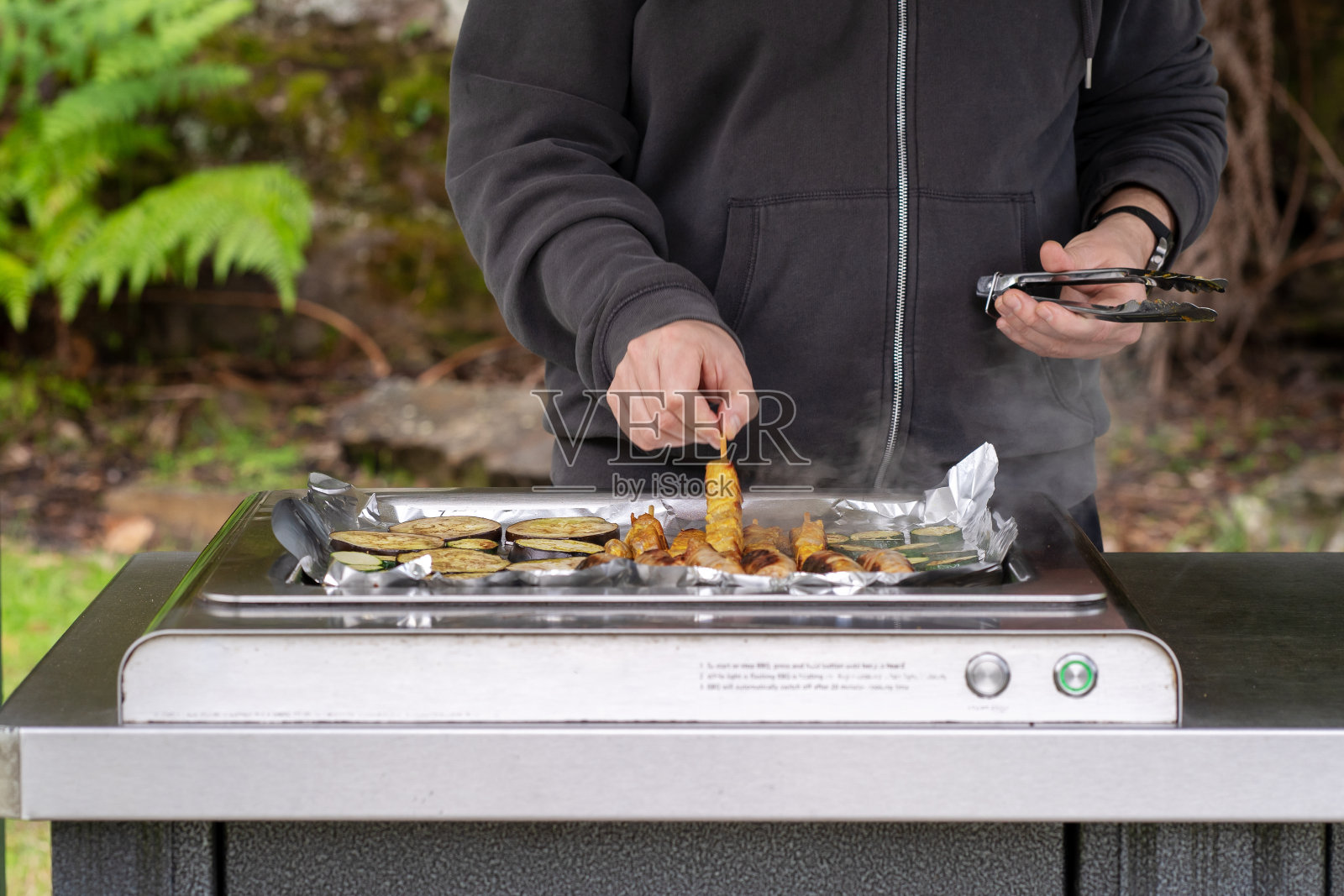 一个男人在公园里烧烤照片摄影图片