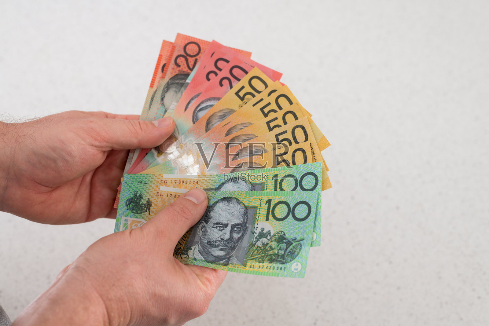 男子持有澳大利亚货币金融照片摄影图片