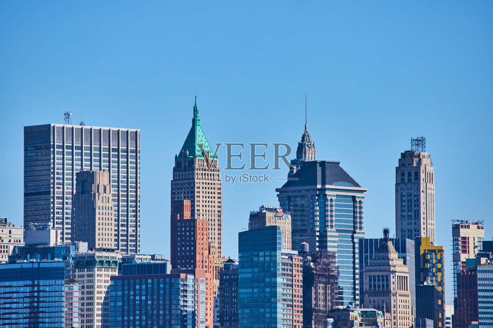 纽约市天际线细节摩天大楼顶部与蓝天。jpg照片摄影图片