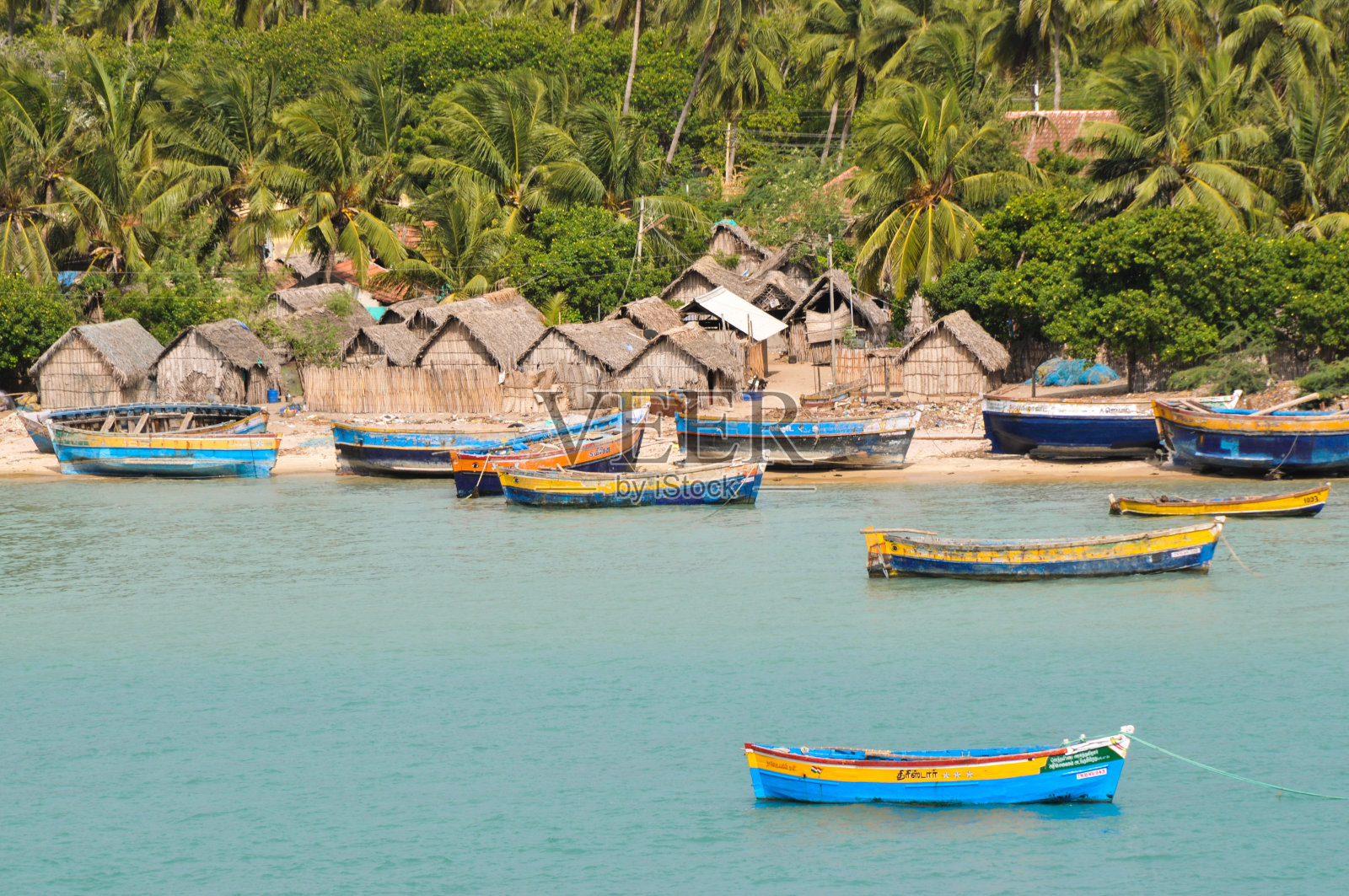 沿着海岸的渔船照片摄影图片