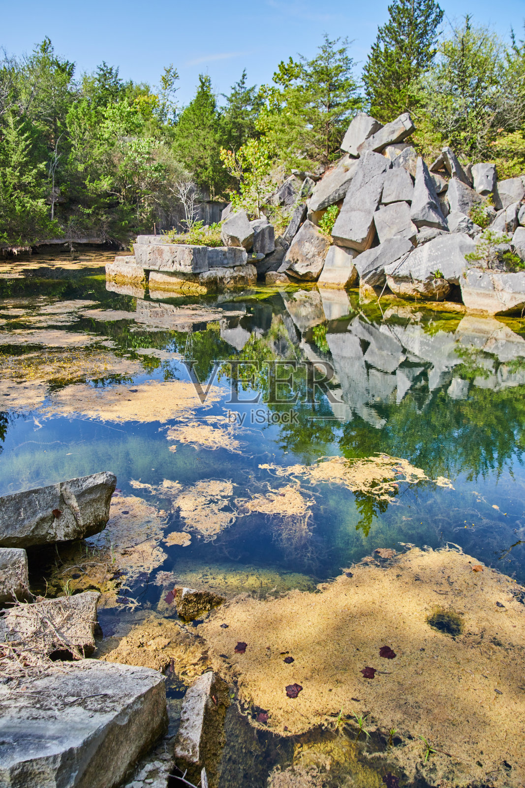 采石场被水和石块遗弃照片摄影图片