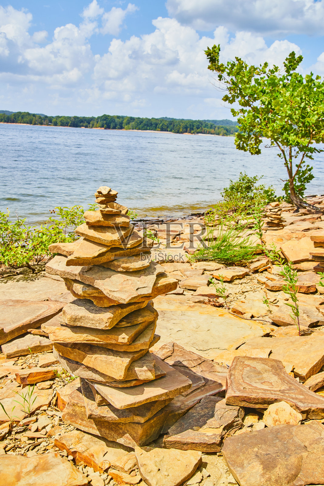 一堆石头(石堆)在温暖的海滩与岩石照片摄影图片