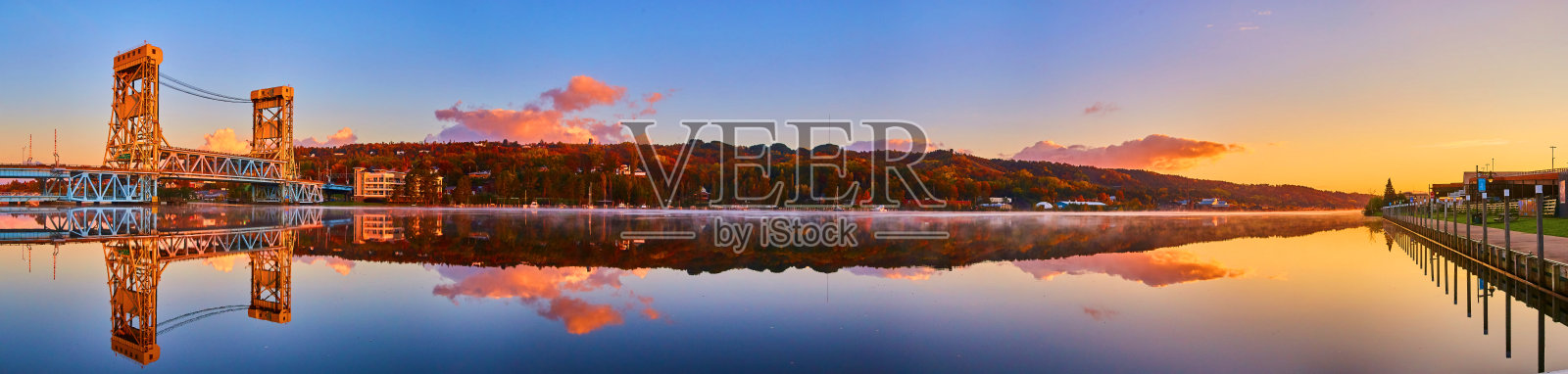 霍顿港全景，升降机桥，玻璃般的河面和码头在秋天照片摄影图片