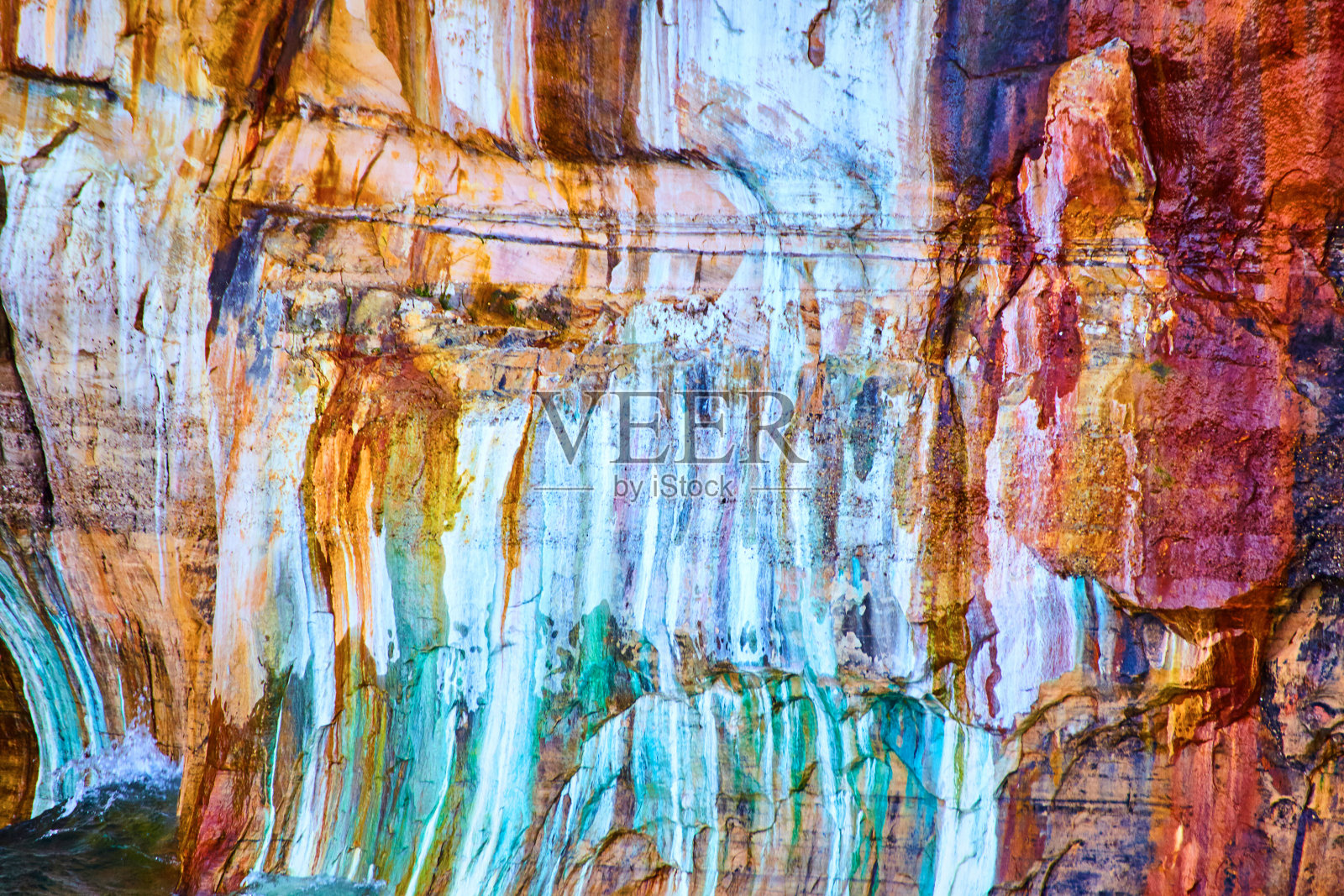 图为岩石与条纹的蓝绿色和白色以及红色的铁照片摄影图片