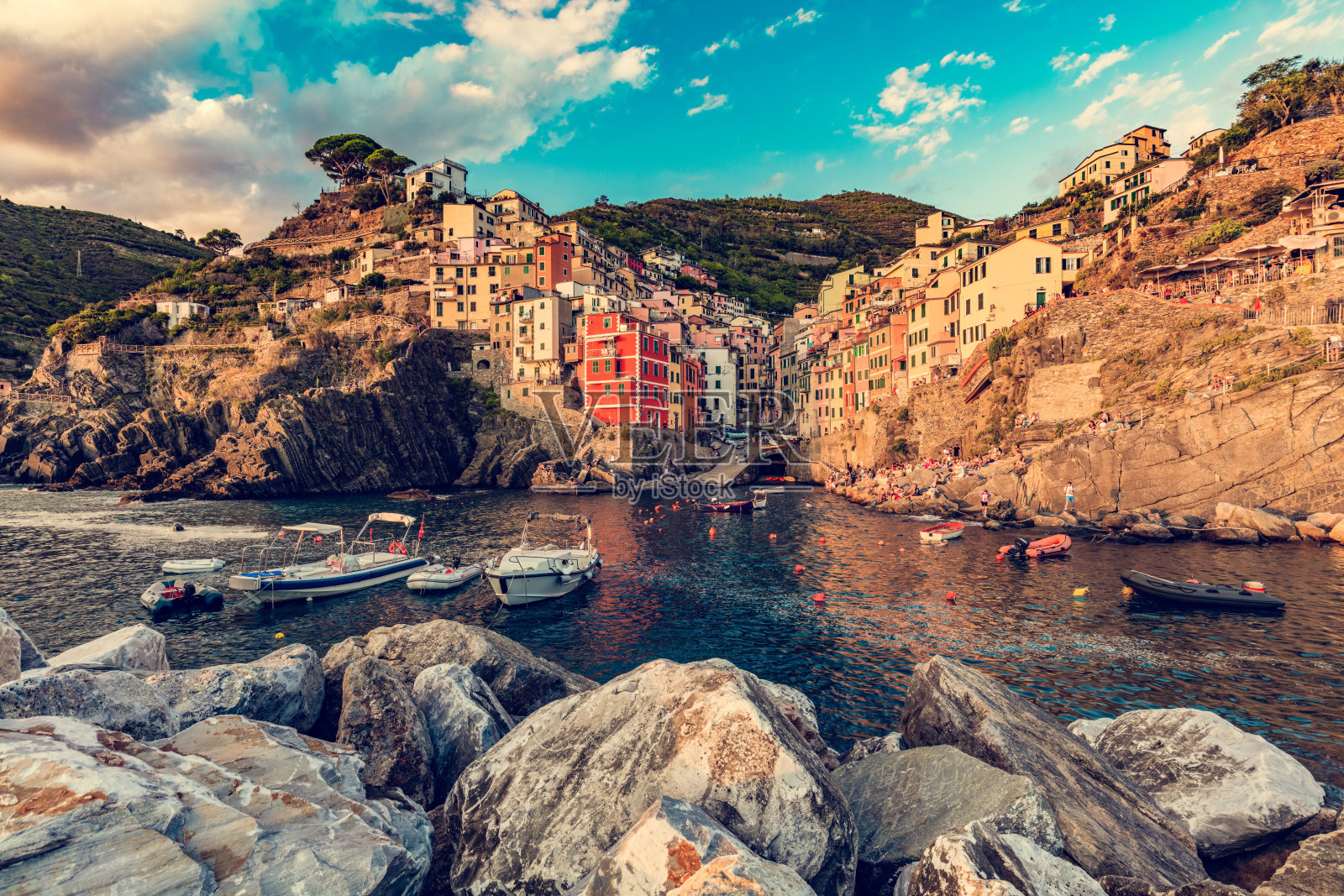 日落时分，意大利五渔村的Riomaggiore照片摄影图片