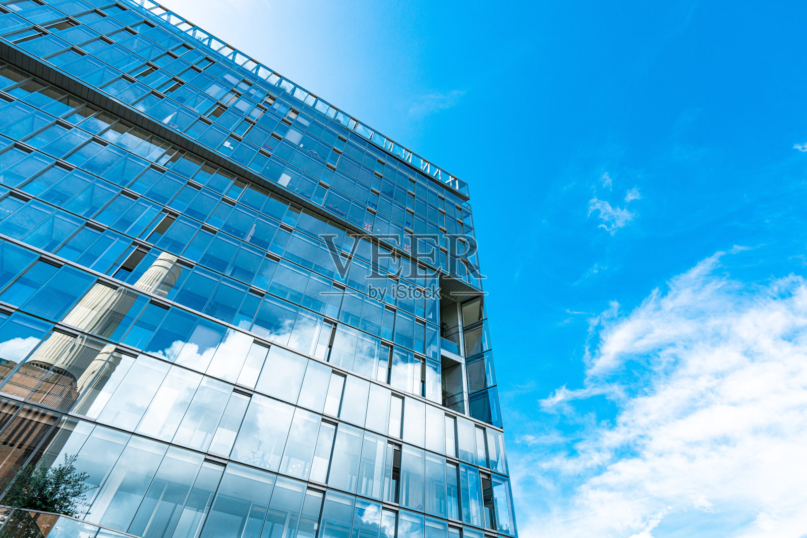 仰望全玻璃幕墙高层建筑照片摄影图片