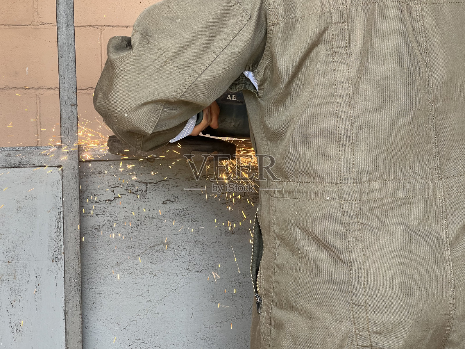 工人正在用磨刀石切割铁结构照片摄影图片