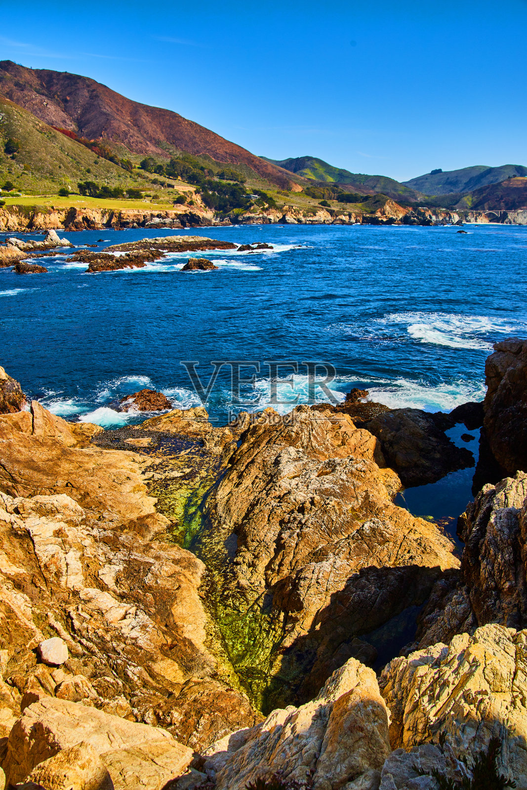 在岩石海岸与海洋的看法照片摄影图片