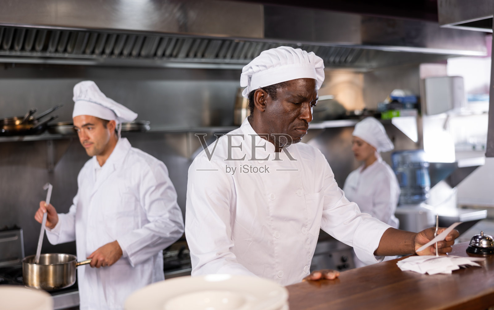 厨师在开始准备食物前先看薪水单照片摄影图片