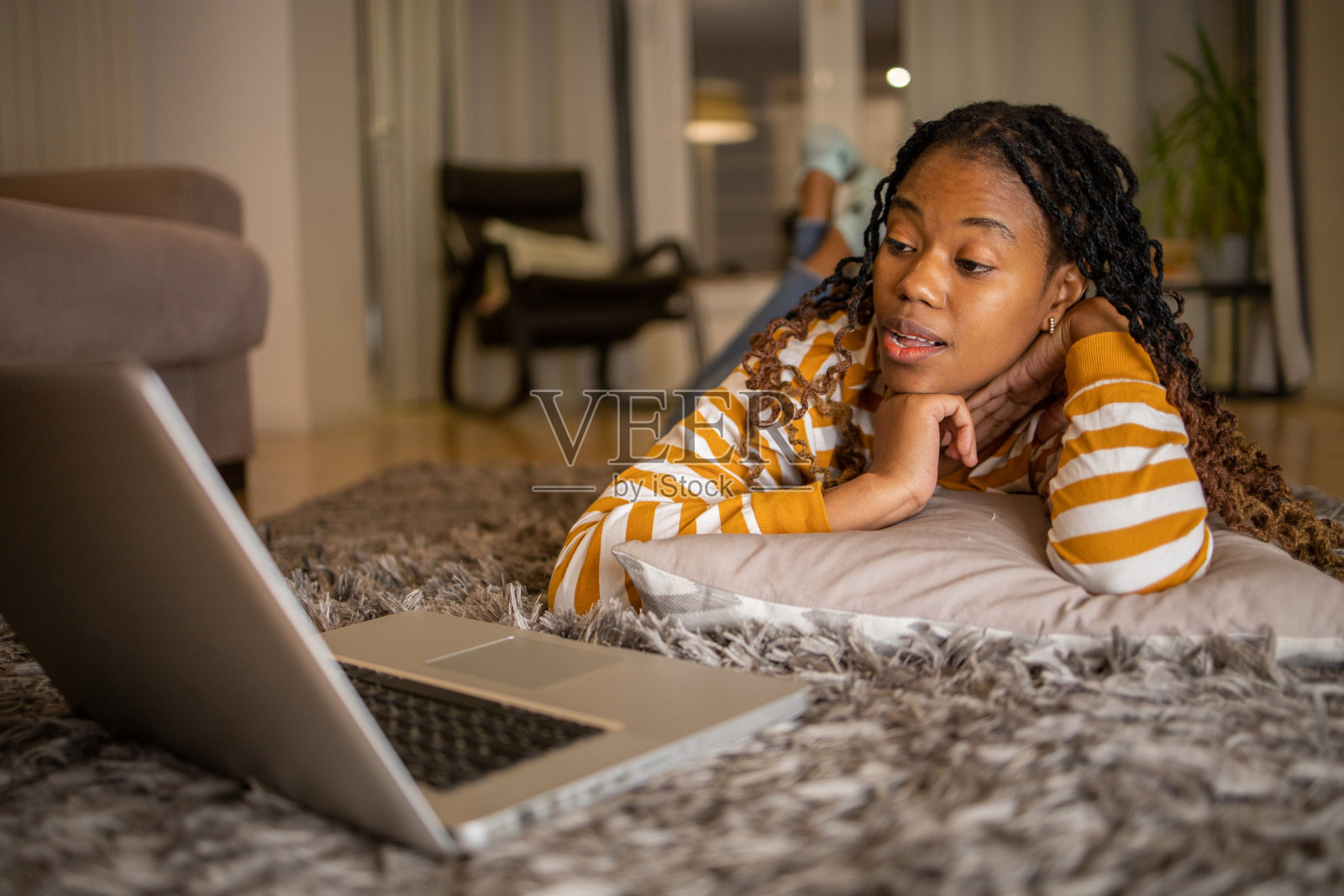 年轻女性在家工作照片摄影图片