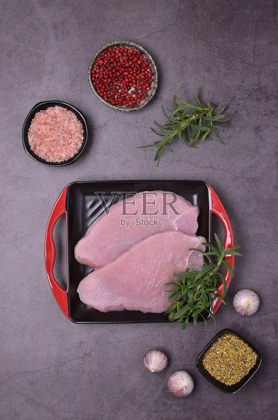 加香料的生肉片照片摄影图片