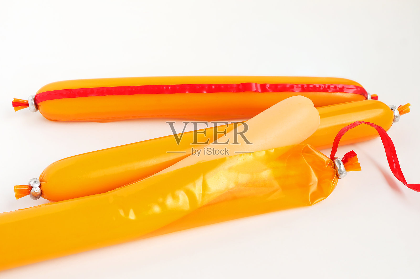 白底塑料包装的鱼肉肠。鱼肠或鱼饼类似于传统的鱼饼。照片摄影图片