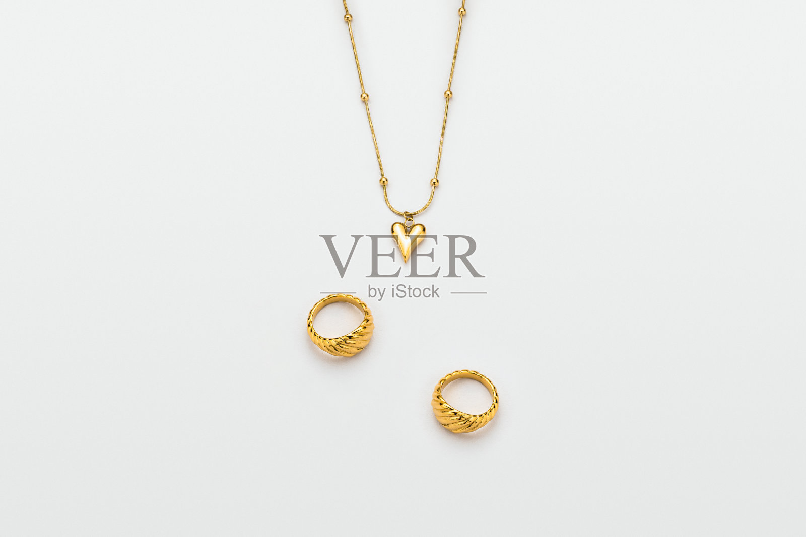 白色背景的金项链珠宝照片摄影图片