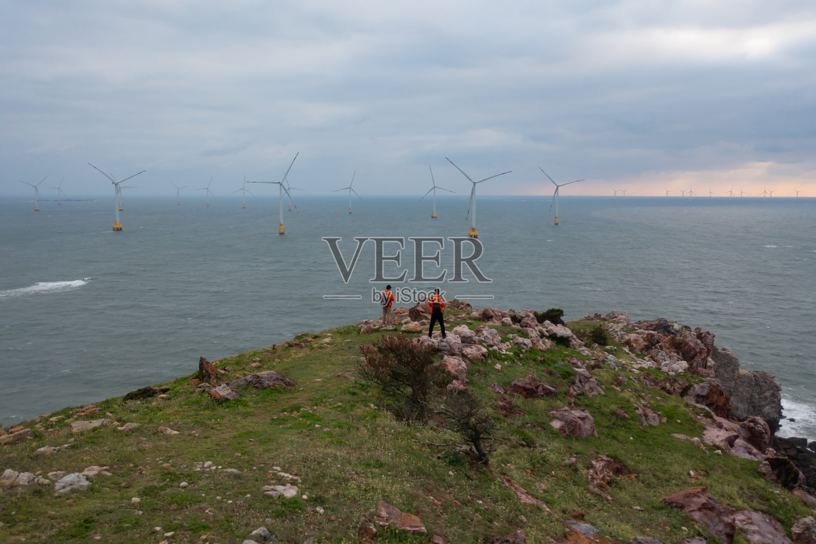 海上风电场和海边电工照片摄影图片