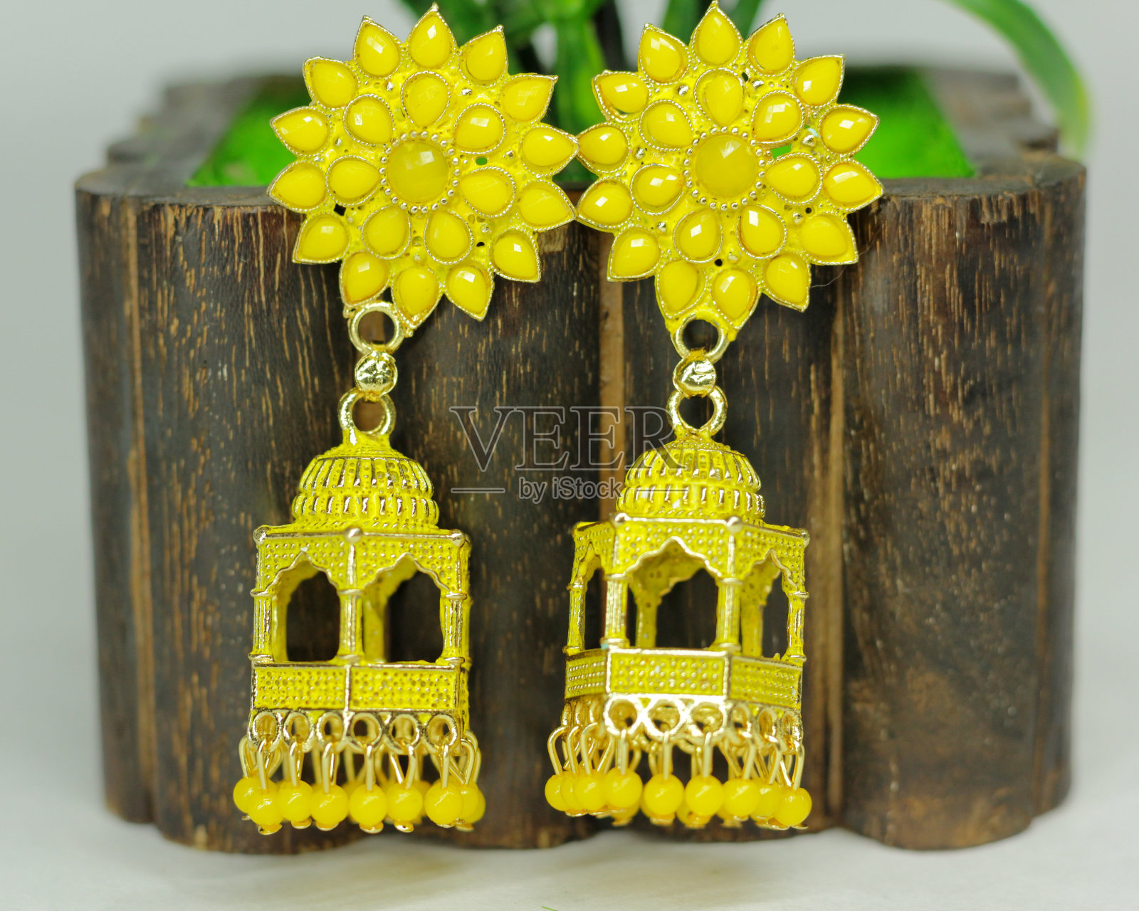 一对黄色耳环的特写照片摄影图片