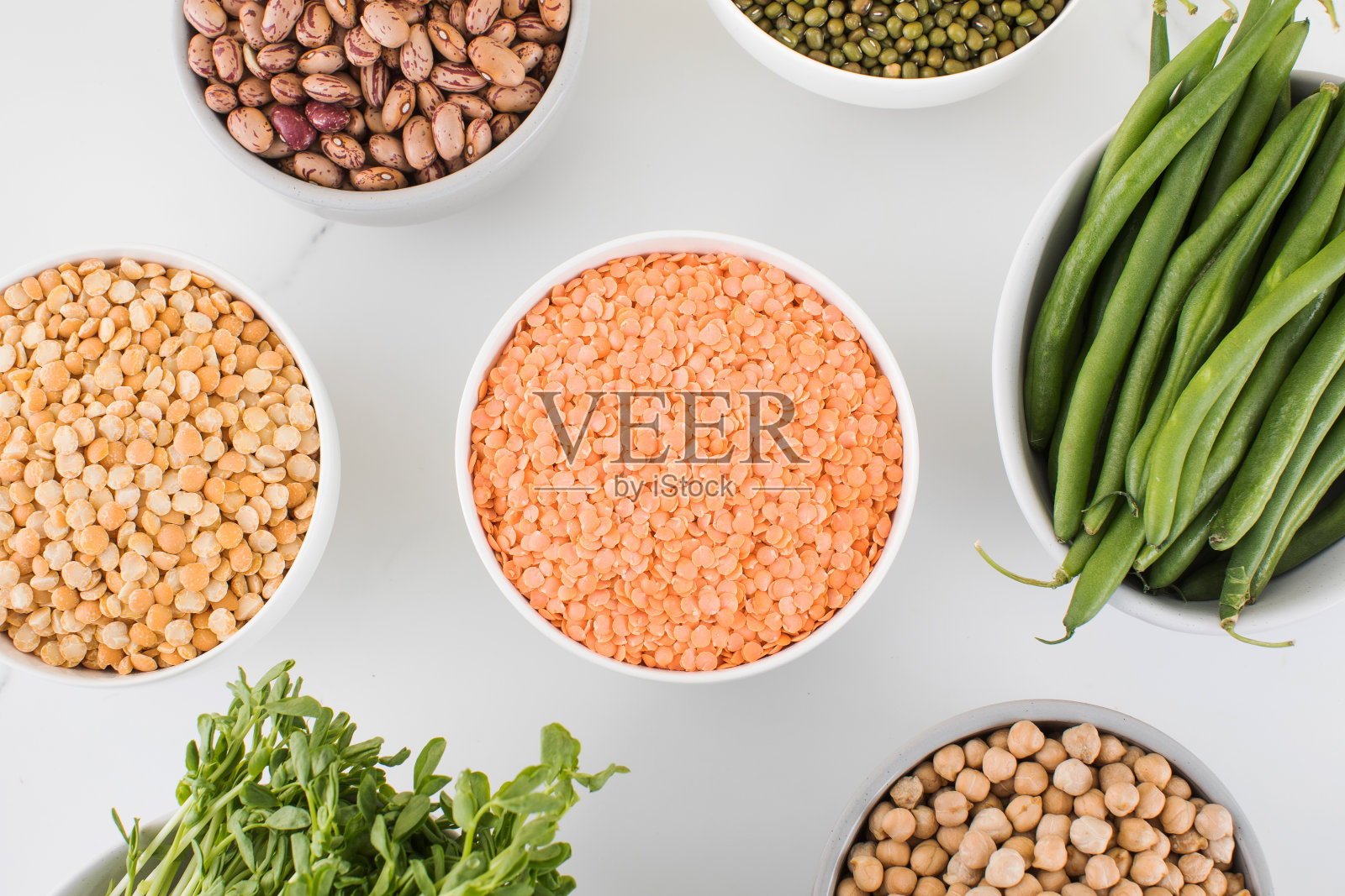 玻璃罐里的豆科植物俯视图。植物蛋白，素食主义，健康饮食照片摄影图片