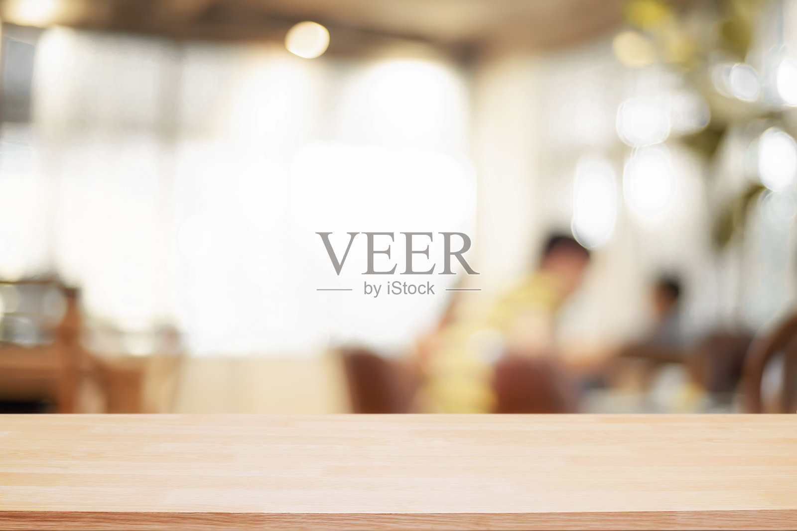 餐厅或咖啡馆小酒馆模糊的背景与空木蒙太奇。照片摄影图片