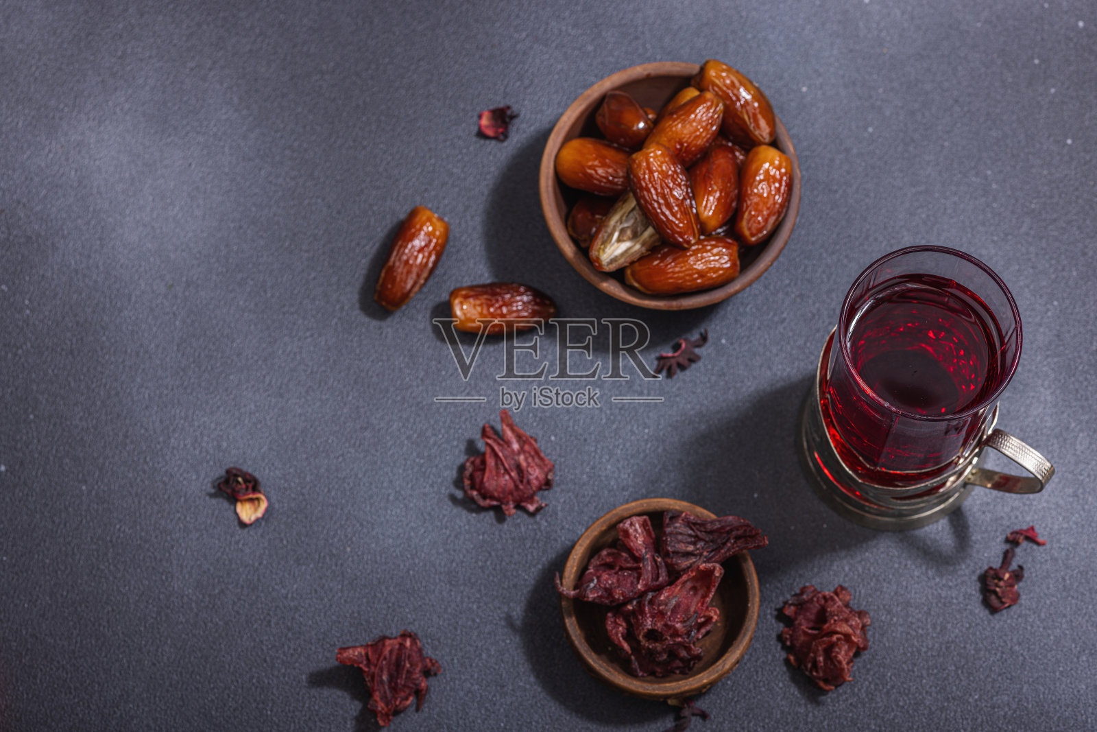 芙蓉枣热茶。传统的斋月Kareem概念小吃开斋或Suhoor餐照片摄影图片