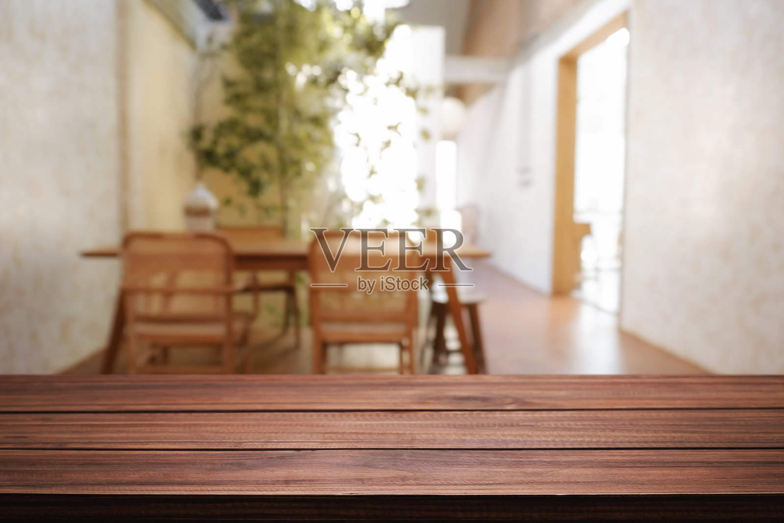 空的木制办公桌空间和模糊的家居窗口背景，用于产品展示蒙太奇。照片摄影图片