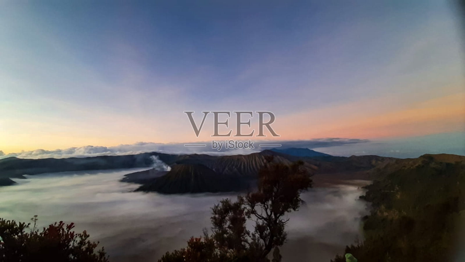 布罗莫山日出的美丽全景。照片摄影图片