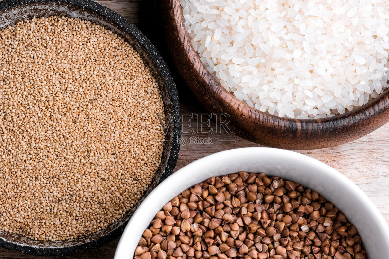 大米，荞麦，苋菜籽。碗里的无麸质种子。带有copyspace的俯视图。照片摄影图片