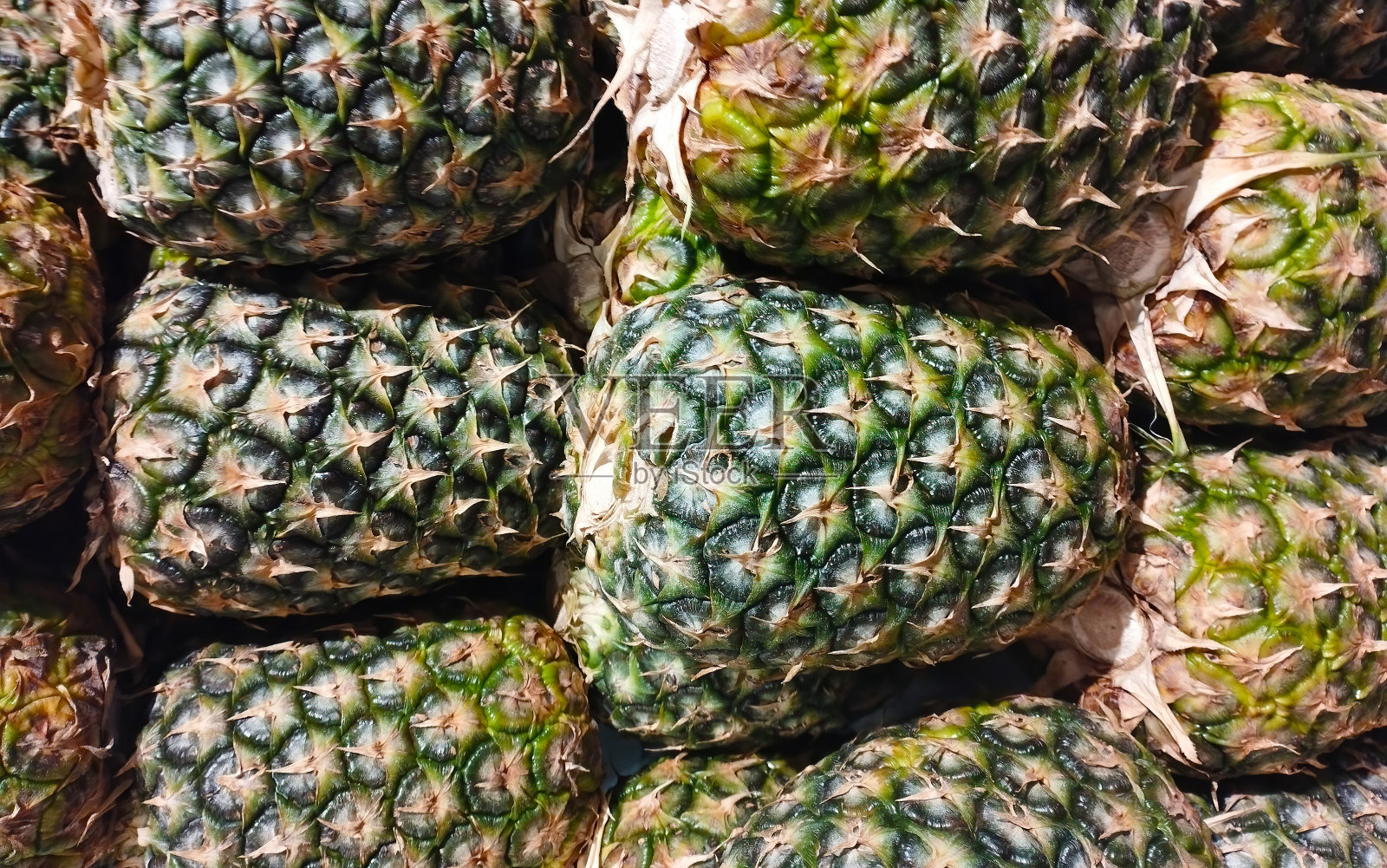 背景是金黄色的菠萝。店内展示照片摄影图片