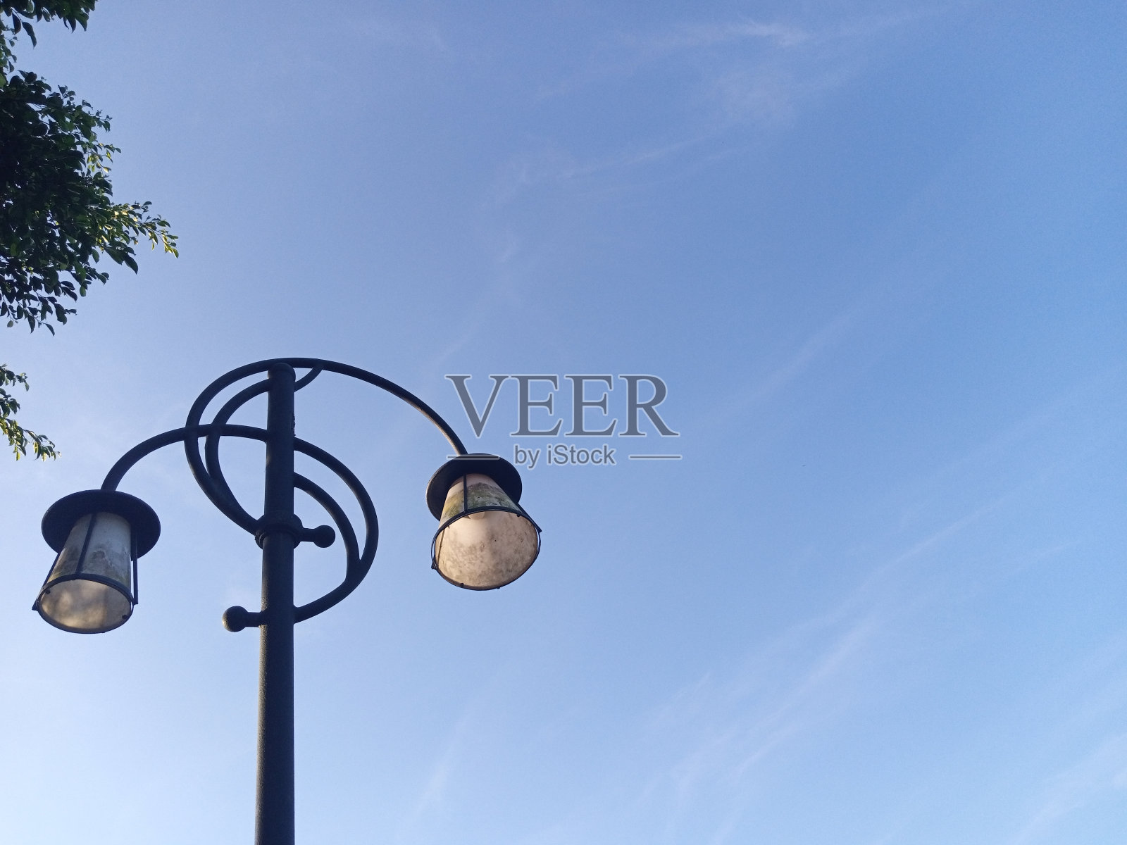 古色古香的照明灯在阳光明媚的天气照片摄影图片