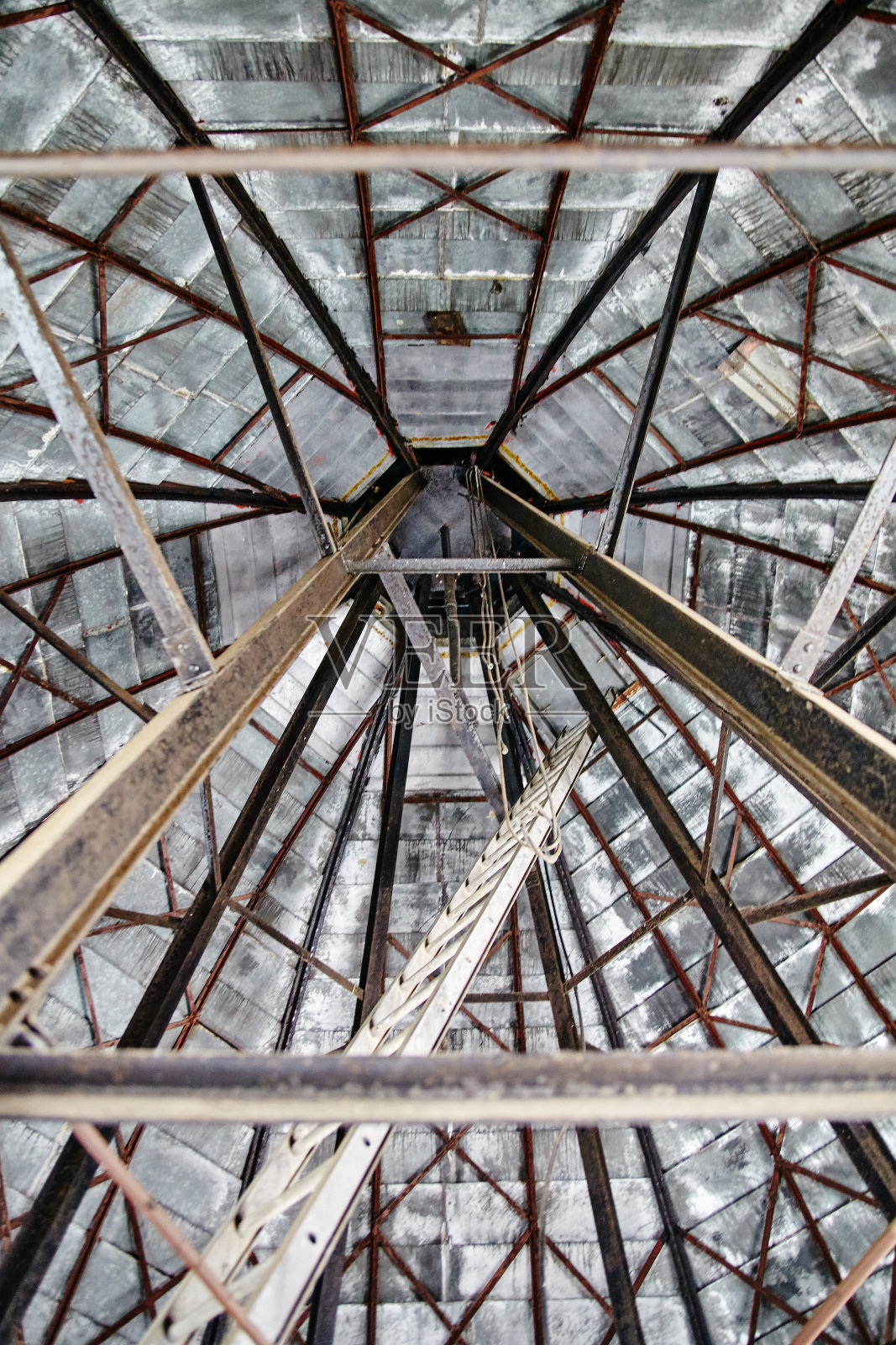 从蚯蚓的视角看到塔的内部，柱子向顶部上升照片摄影图片