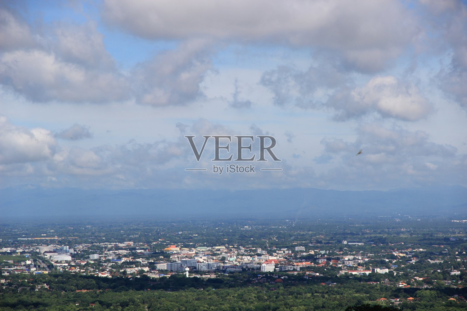 下面的全景图是泰国的一个大城市。晴朗的天空，多云的树木和大自然。照片摄影图片